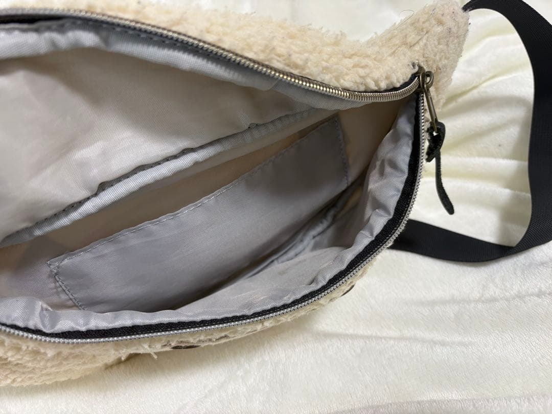 Lee フリース ボディバッグ アイボリー