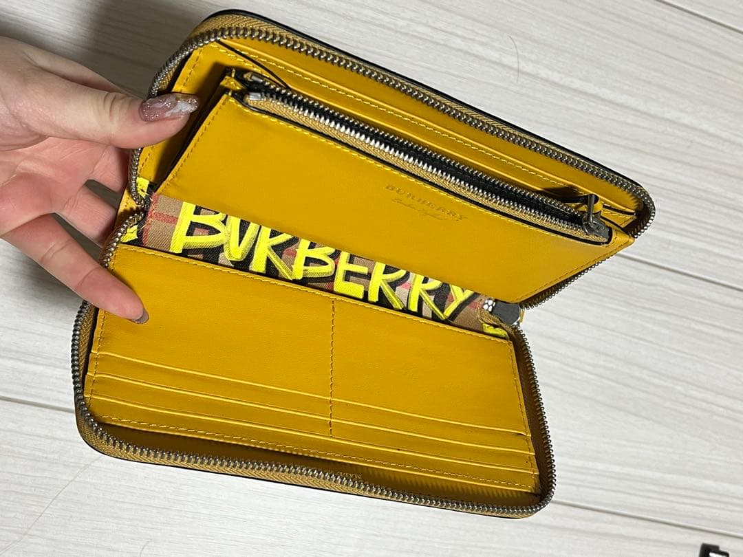 Burberry ロゴプリント グラフィティ　長財布