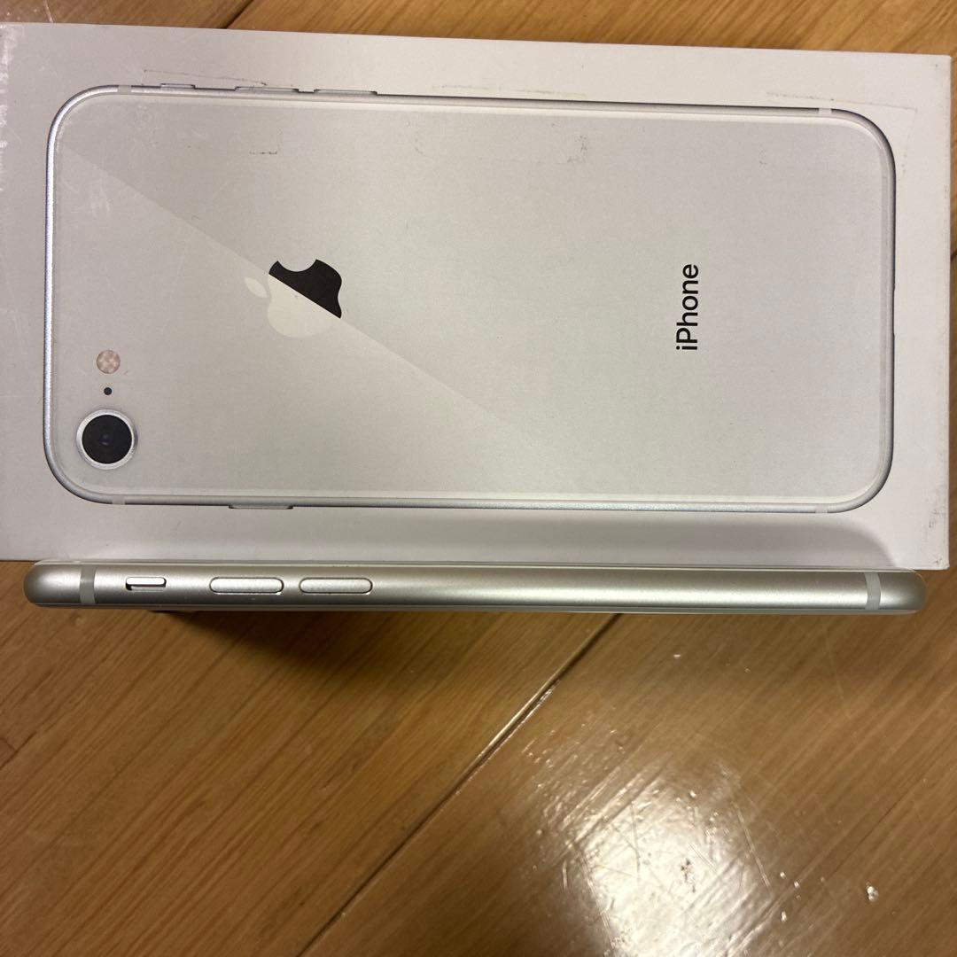 Apple iPhone 8 シルバー 本体　箱，付属品付き