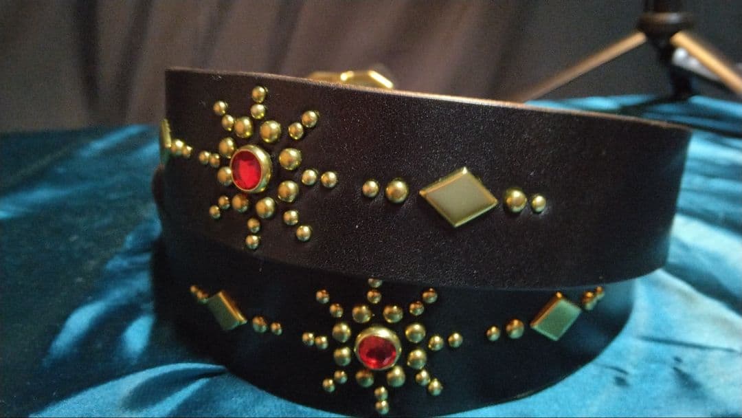 栃木レザースタッズベルト　ブラック　アクリル　レッド