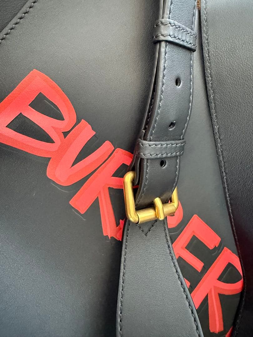 Burberry グラフィティ　メッセンジャーバッグ