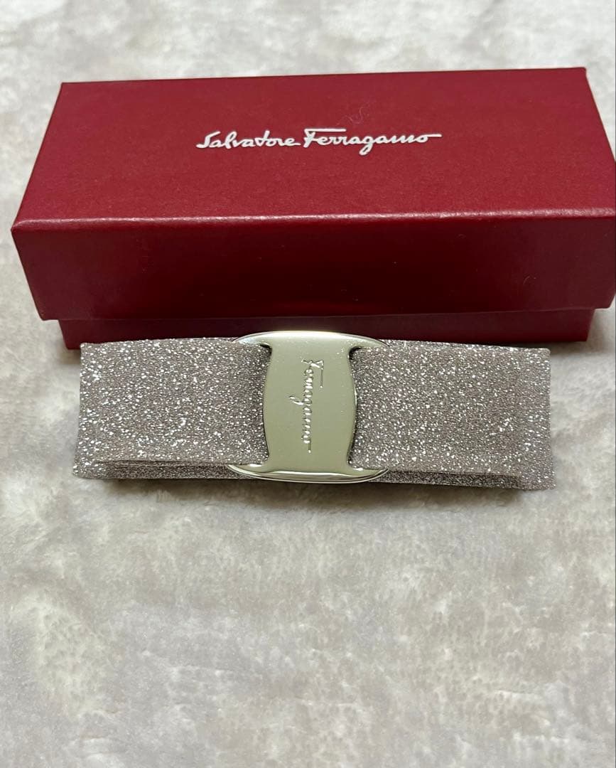 フェラガモ　バレッタ　きらきらグリッターピンク　シルバー