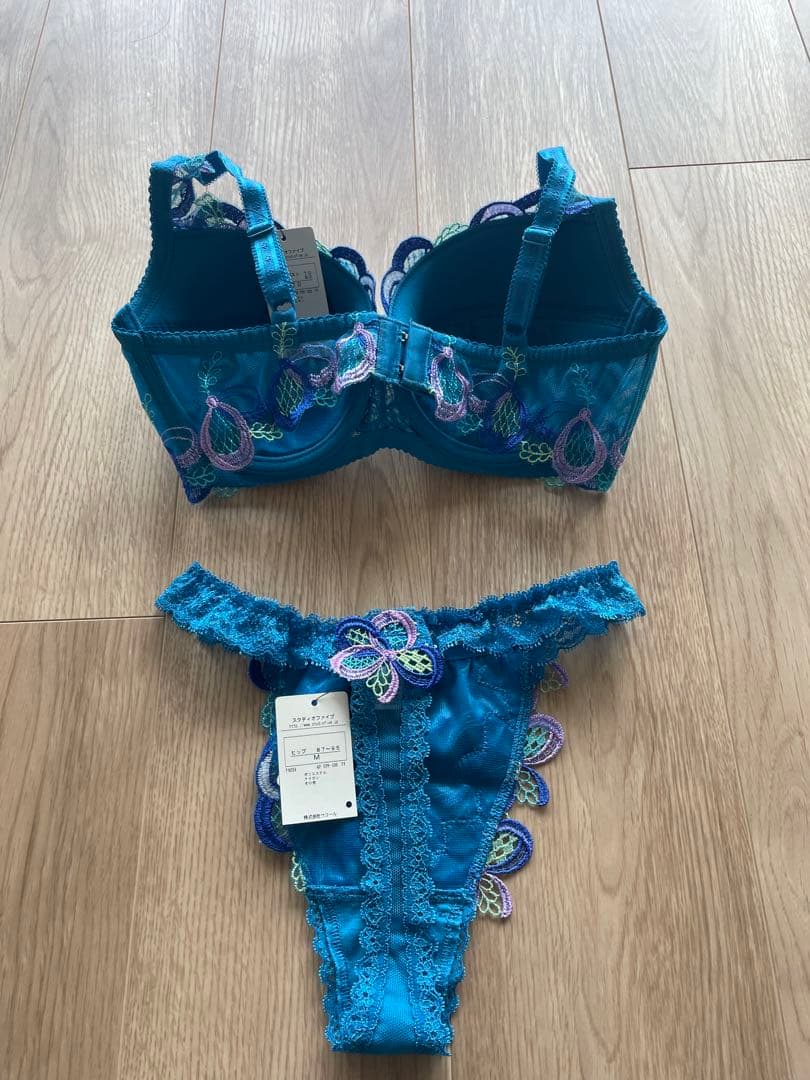 スタジオファイブ　STUDIO FIVE ブラジャーE70とショーツMのセット