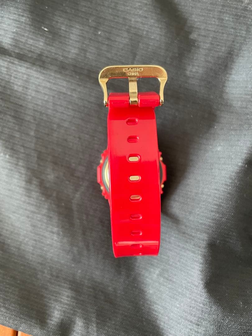 未使用（部屋で数回付けた程度）30周年限定、赤G-SHOCK