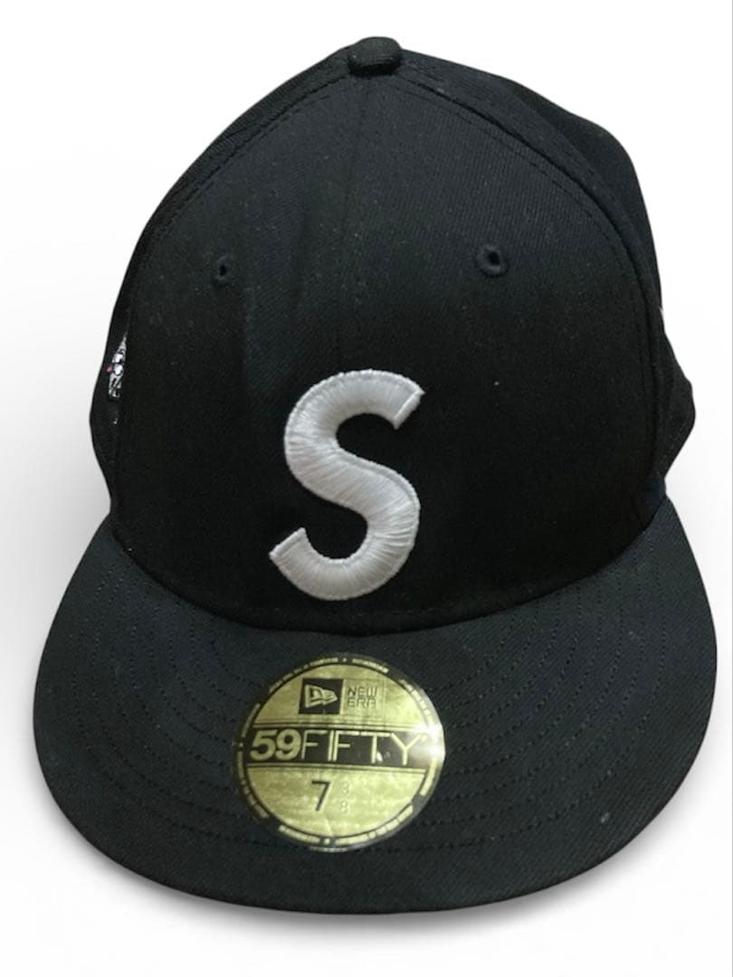Supreme キャラクター Sロゴ ブラック キャップ ニューエラ コラボ