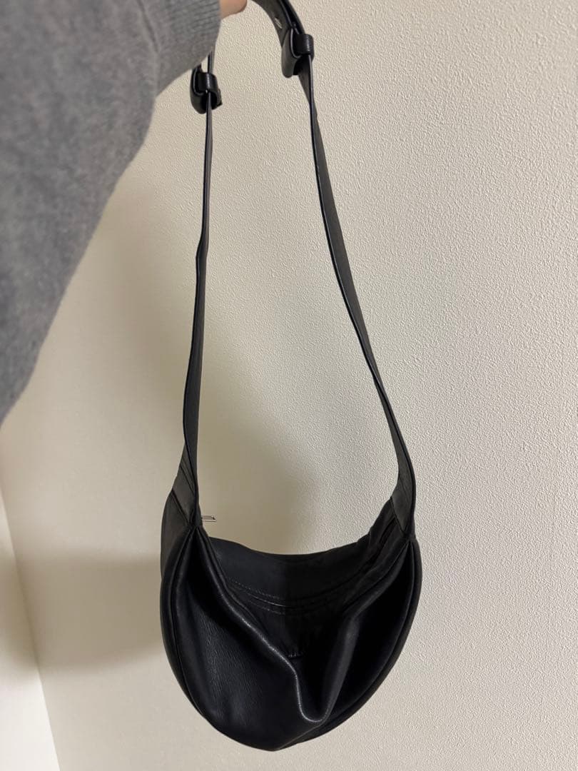 COS クロスボディレザーバッグ ブラック
