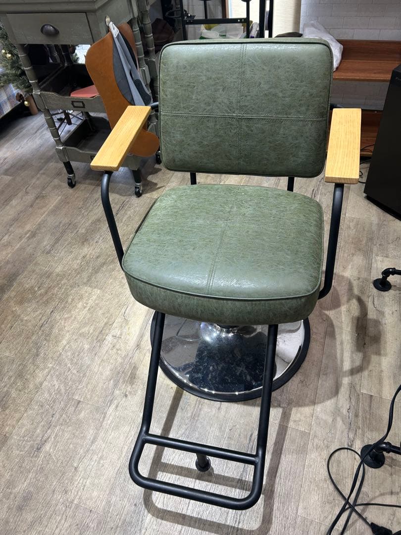 スタイリングチェア　美容　グリーンの合成皮革回転椅子