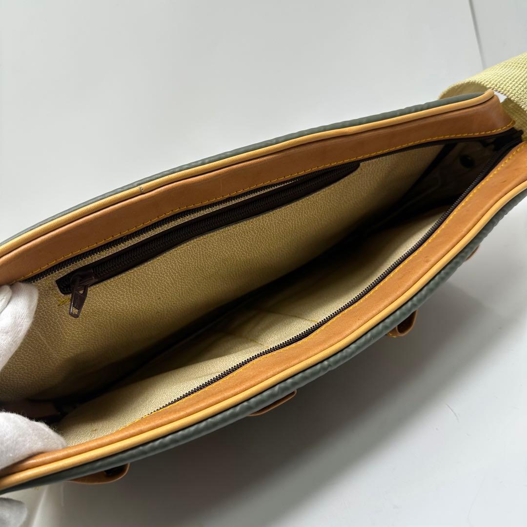 HUNTING WORLD メッセンジャーバッグ オリーブグリーン　N2-4