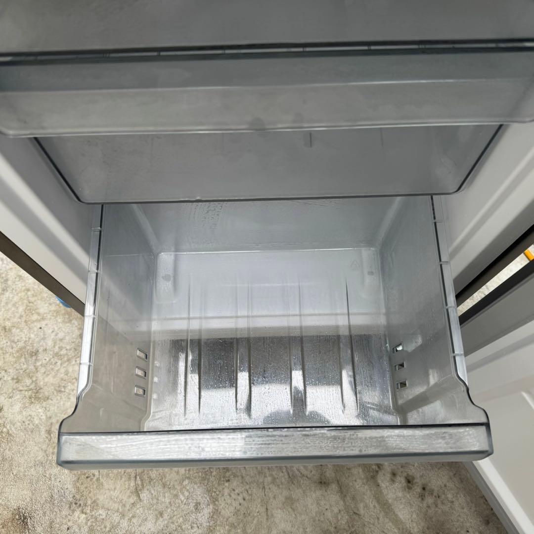 85⭐️2024年製美品★ハイアール　冷蔵庫　スリム　2ドア　マット　一人暮らし