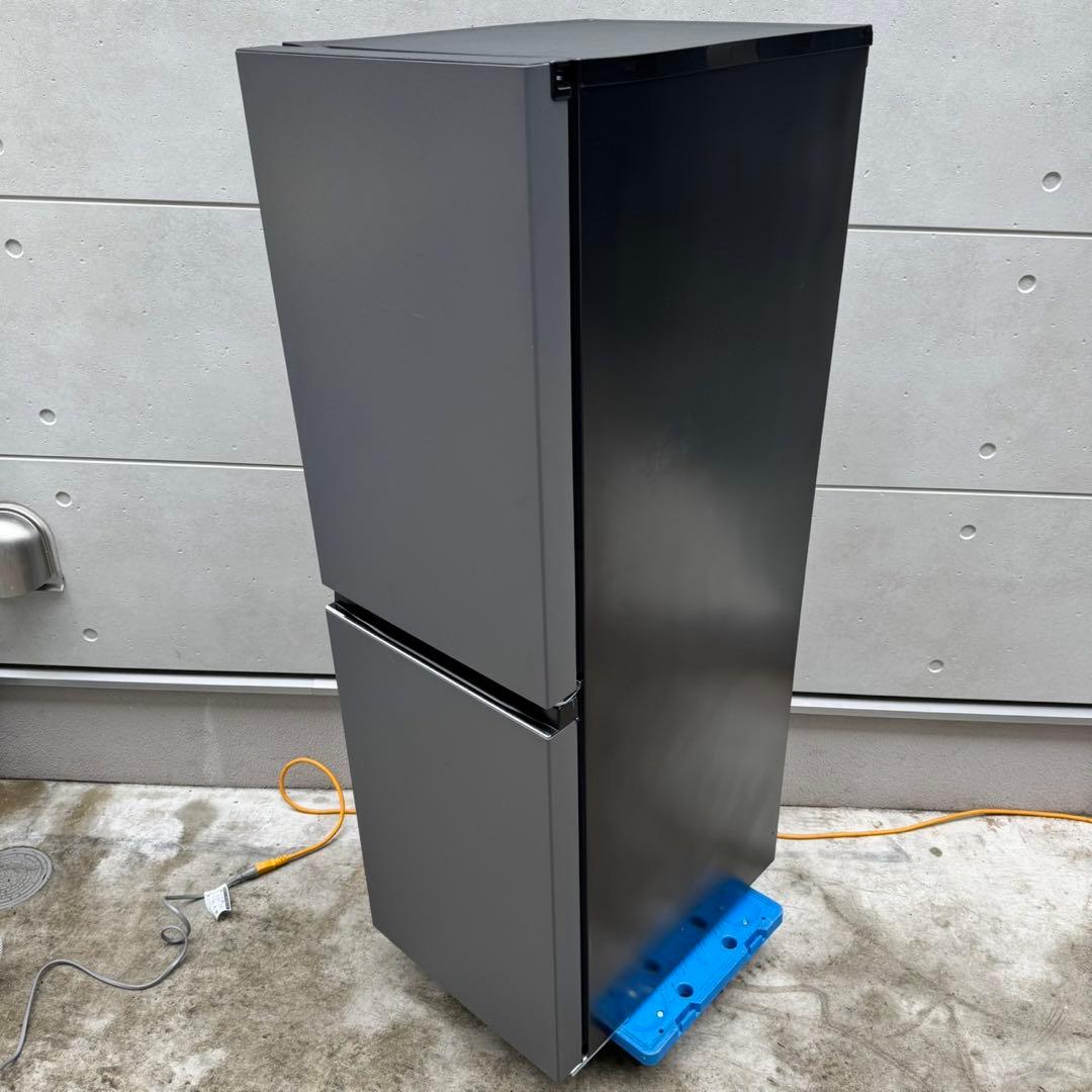 85⭐️2024年製美品★ハイアール　冷蔵庫　スリム　2ドア　マット　一人暮らし