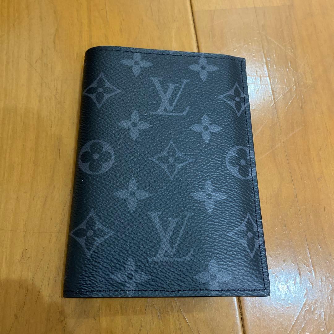 ルイヴィトン モノグラム エクリプス パスポートケース グレー