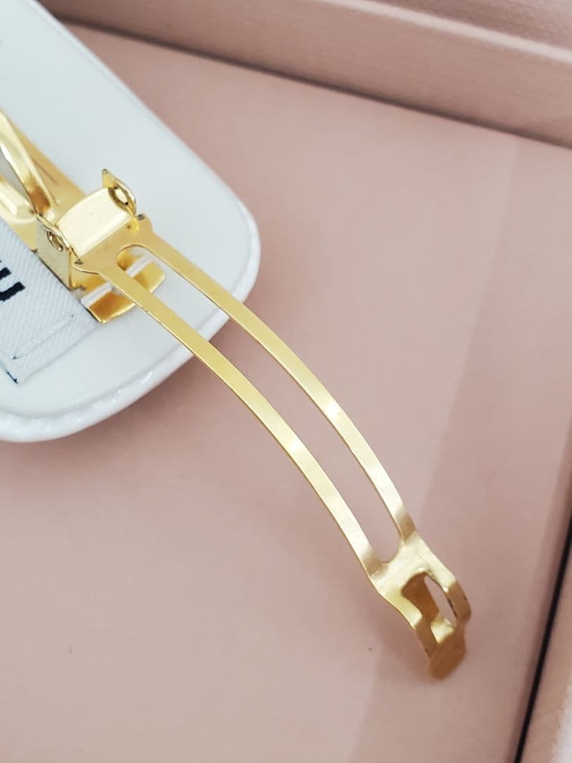 ミュウミュウ MIU MIU パテントレザーヘアクリップ