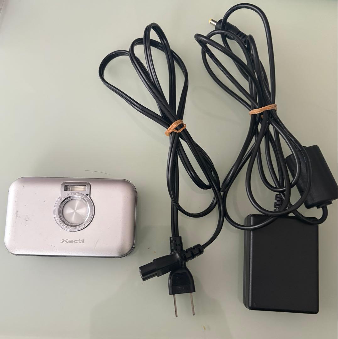 完動品　Xacti デジタルカメラ シルバー ACアダプター　バッテリー付き