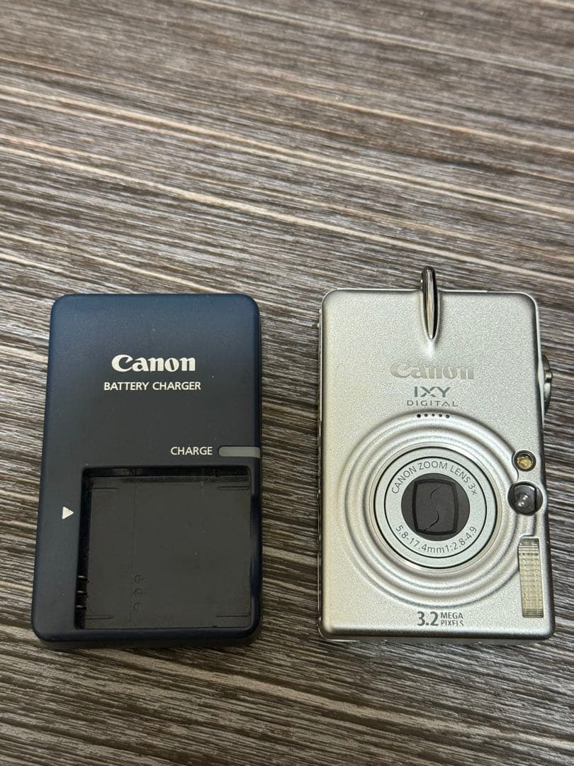 Canon IXY DIGITAL 40 本体と充電器