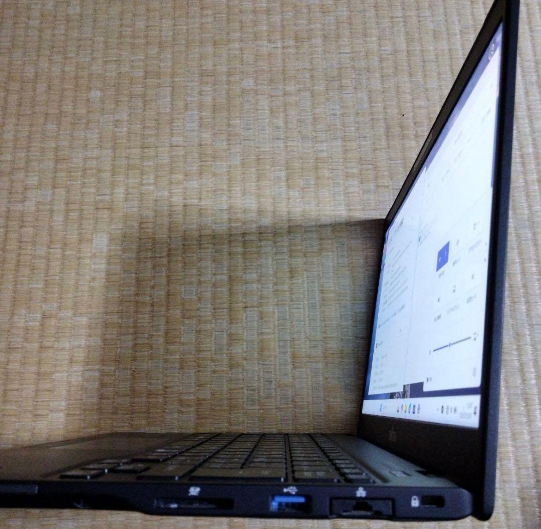 富士通U939/B (8世代i5/8GB/256GB カメラ・マイク非搭載)