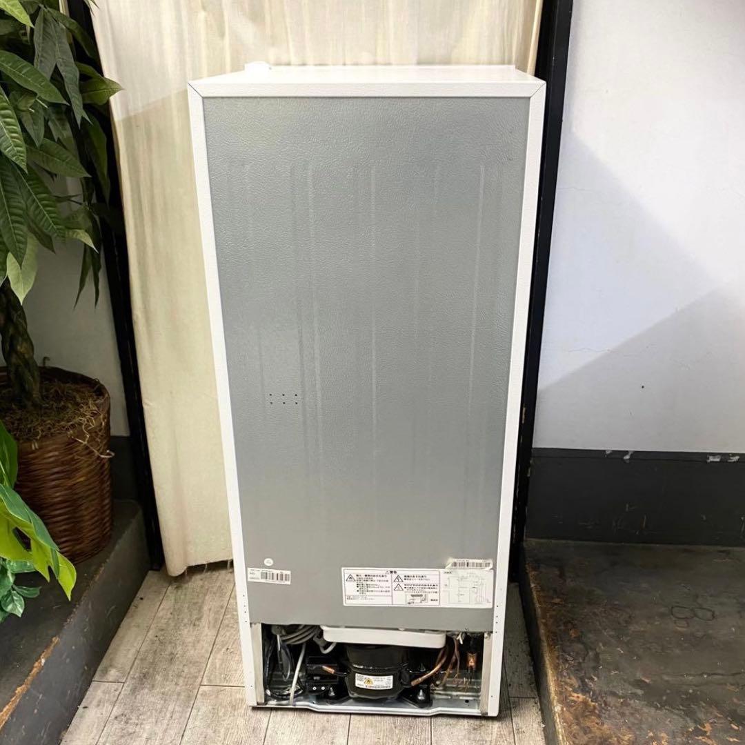 見た目シンプルでホワイトだからキッチンがパッと明るくなります♪冷凍冷蔵庫106L