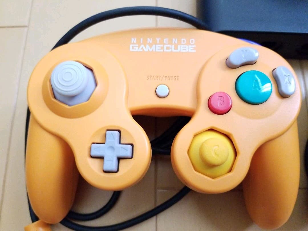 ニンテンドー GCコントローラ ブラック　オレンジ　接続アダプター