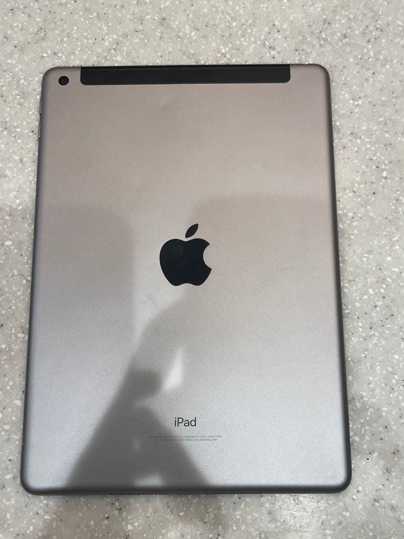 Apple iPad 第六世代　シルバー 64G Wifi +Cellular