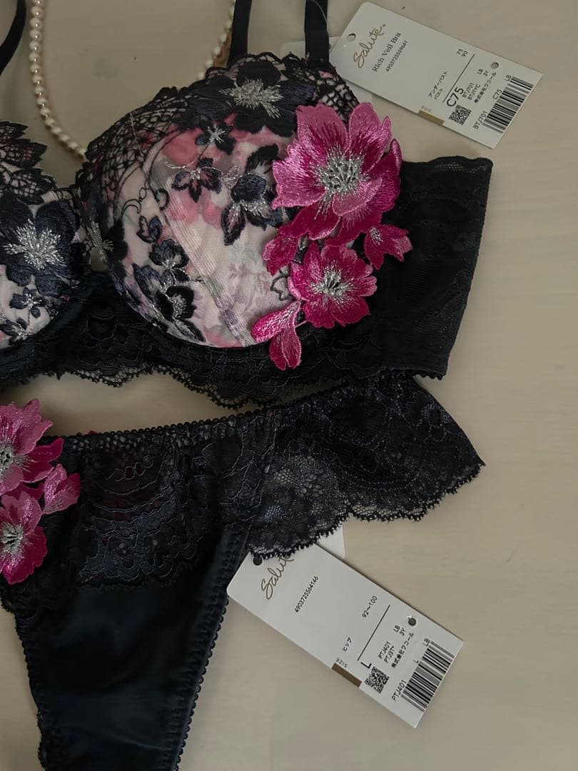 花*満様 唯一　最安値　サルート　01 C75 TバックL LB 正反対の二人