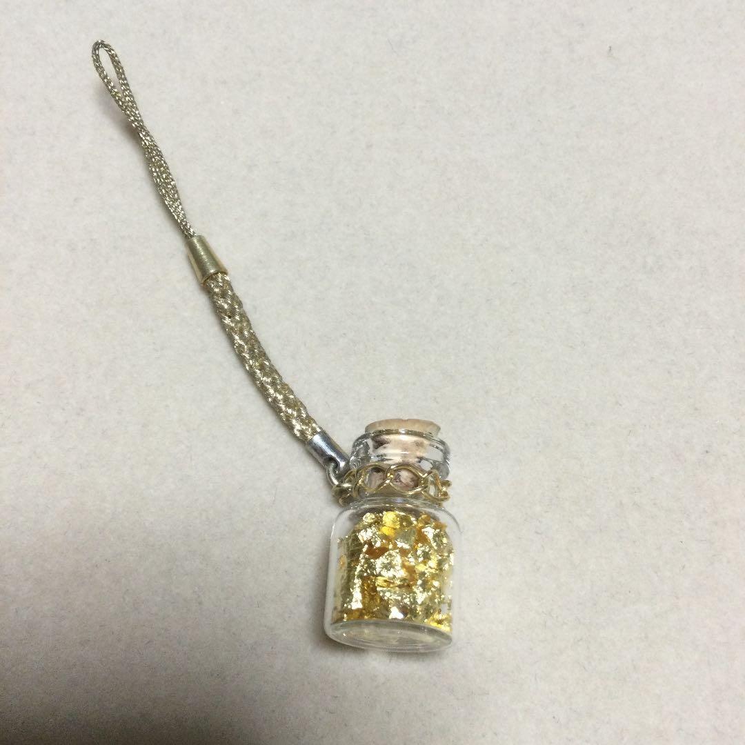 金のストラップ