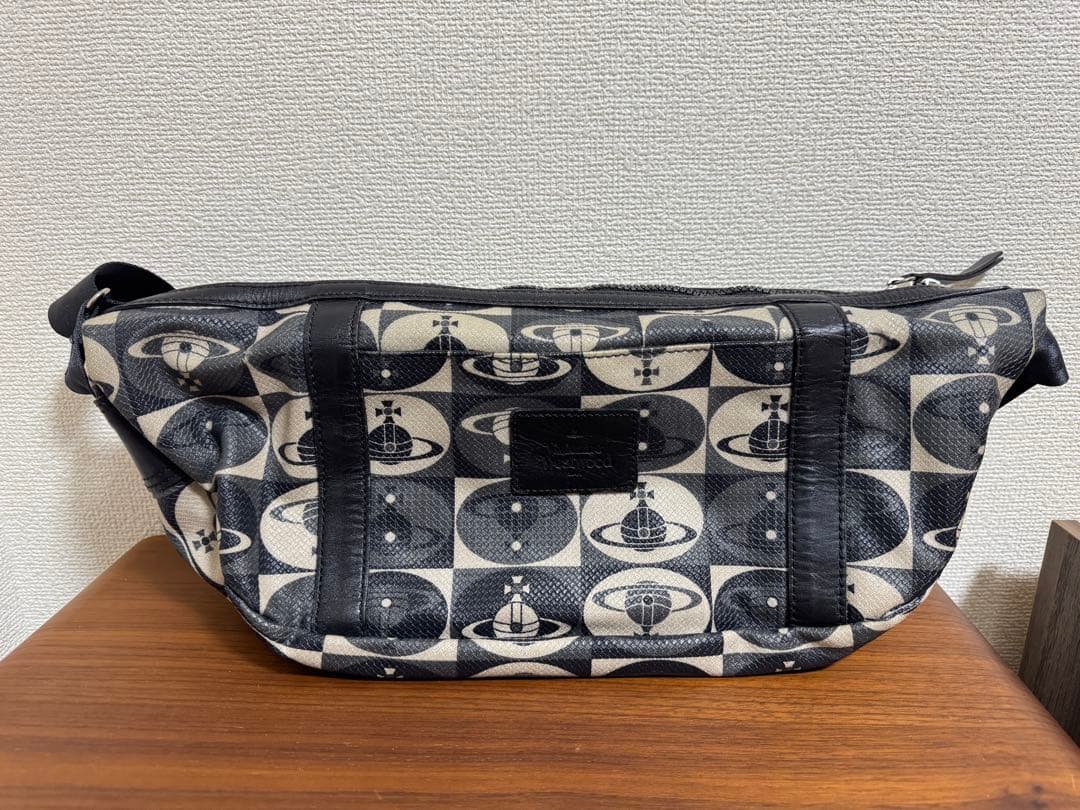 ヴィヴィアンウエストウッド ショルダーバッグ ボディバッグ　オーブ総柄 黒系