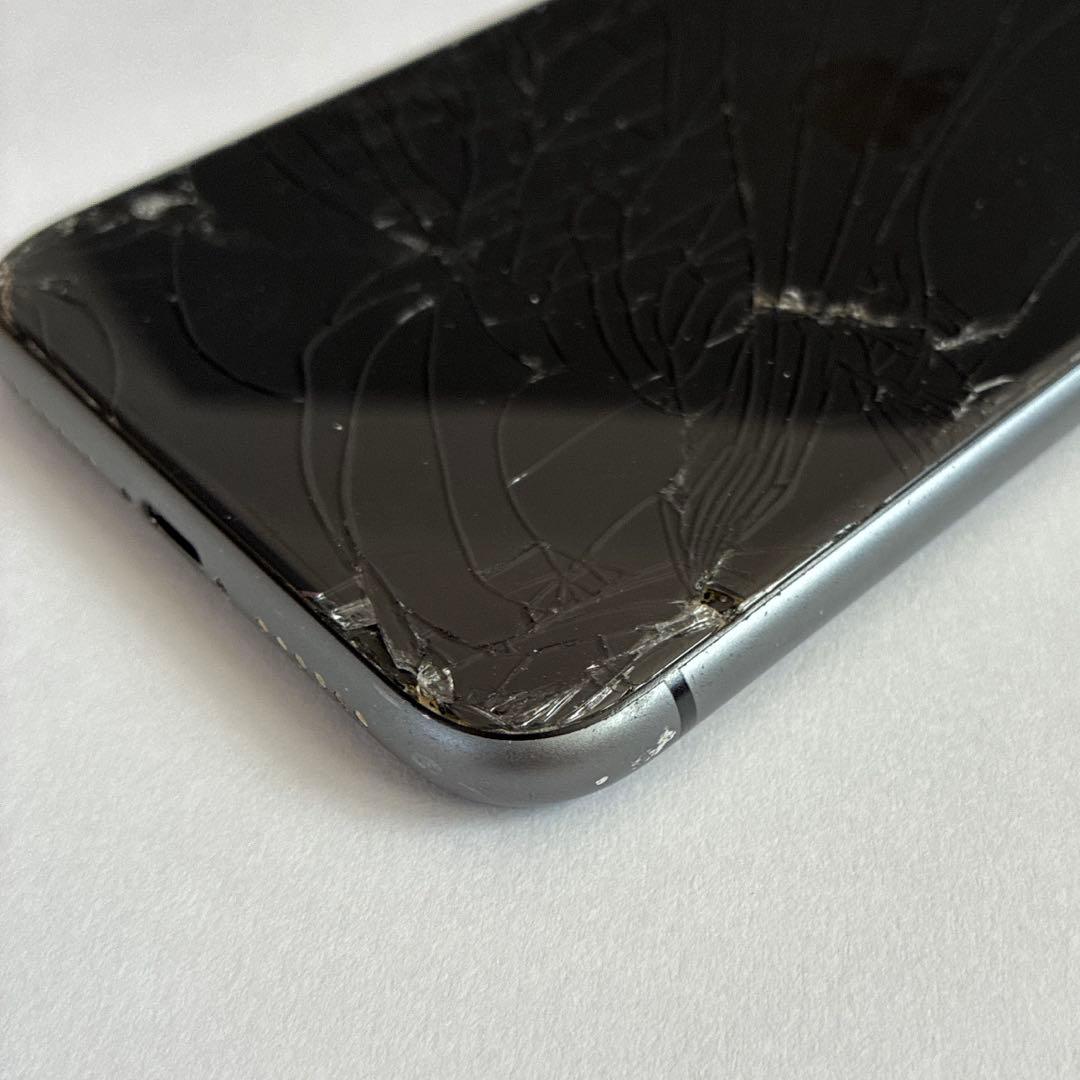 Apple iPhone 11 128GBブラック 本体 レンズ・背面ひび割れ