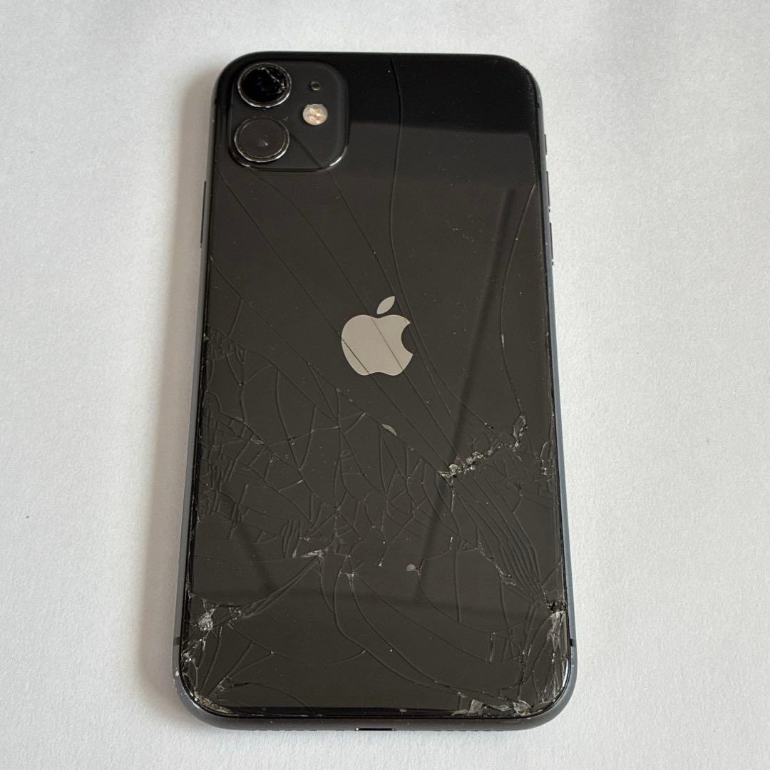 Apple iPhone 11 128GBブラック 本体 レンズ・背面ひび割れ