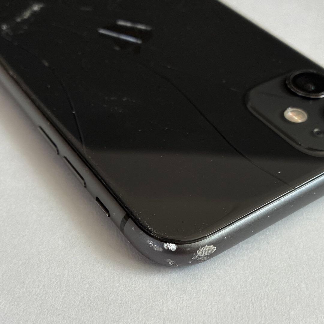 Apple iPhone 11 128GBブラック 本体 レンズ・背面ひび割れ