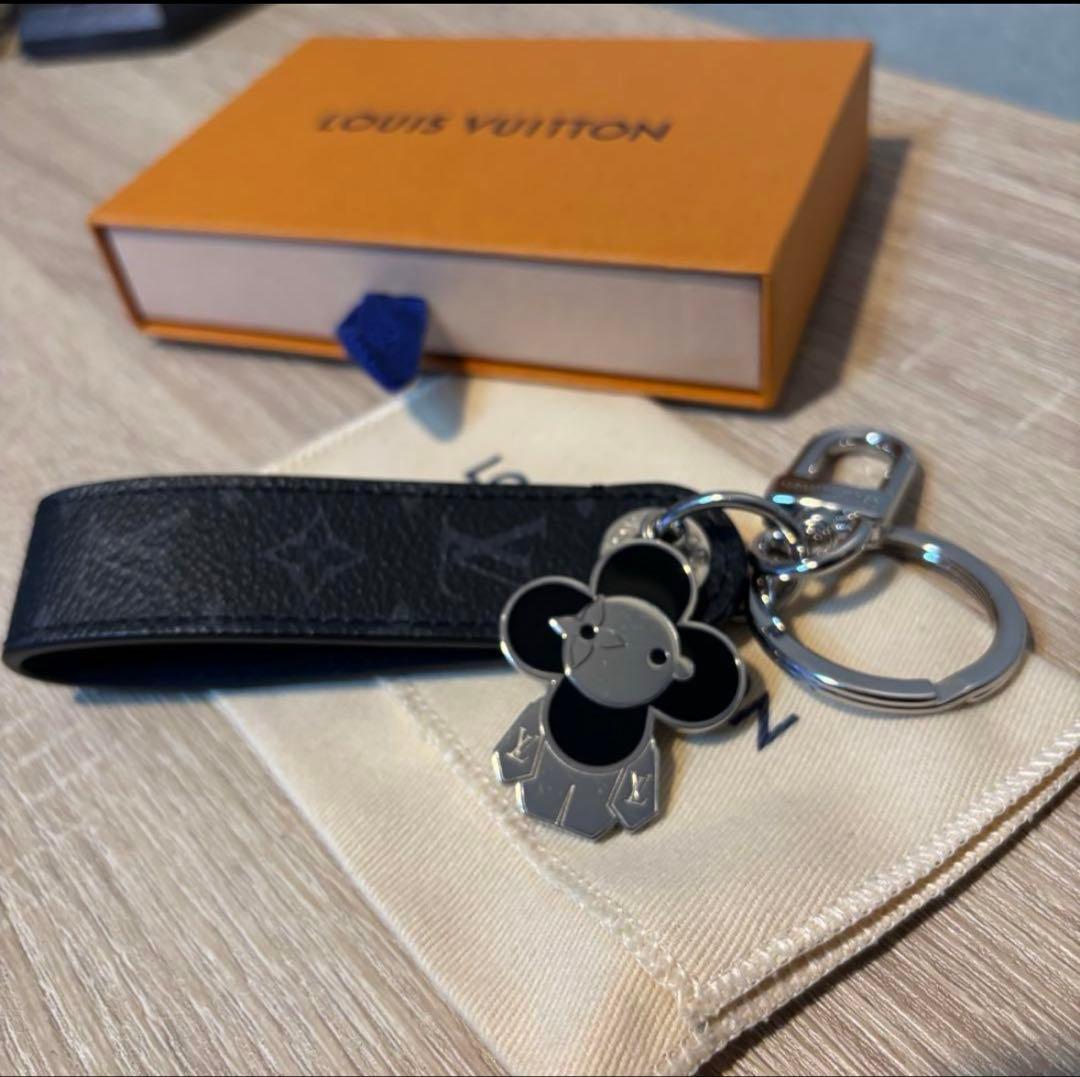 ヴィトン キーホルダー ヴィヴィエンヌチャーム モノグラム エクリプス