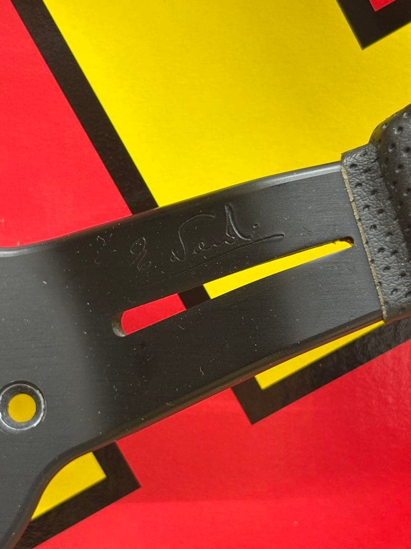 momo ステアリング パンチングレザー/赤ステッチ