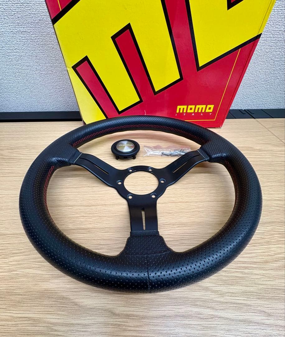momo ステアリング パンチングレザー/赤ステッチ