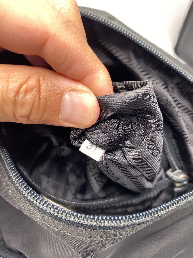 PRADA ナイロン×レザー　レディース　ショルダーバッグ　斜めがけ　三角ロゴ