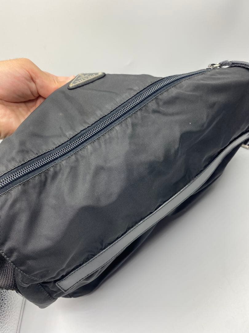 PRADA ナイロン×レザー　レディース　ショルダーバッグ　斜めがけ　三角ロゴ