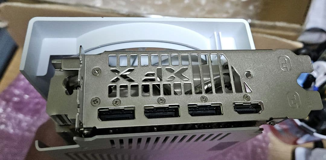 XFX Swift Radeon RX9070XT ホワイト