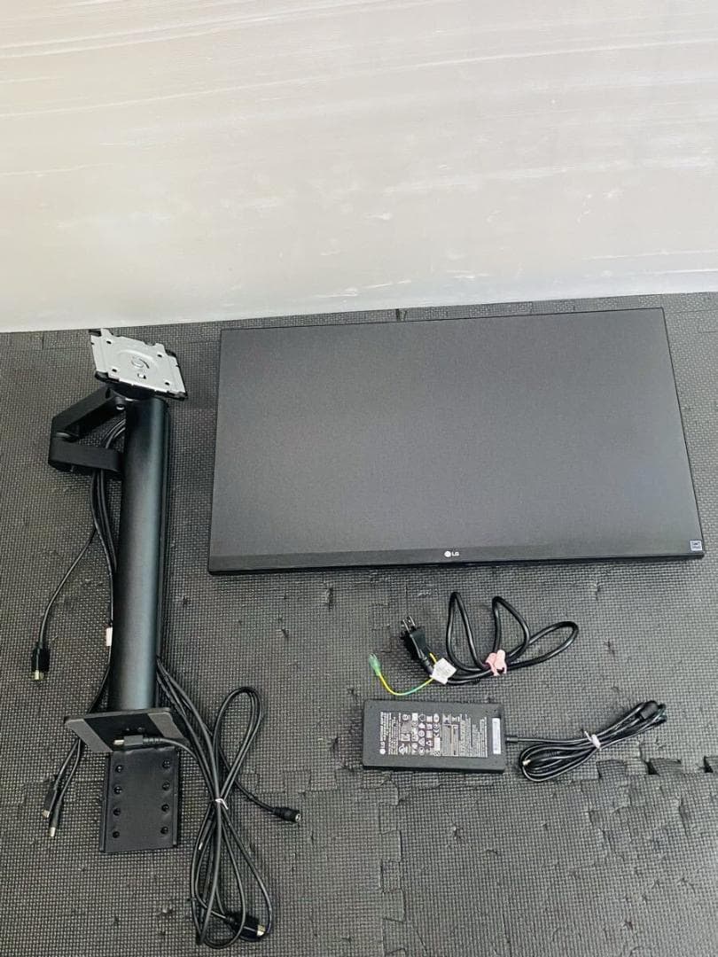 ■ LG UltraFine Display Ergo 27UN880-B