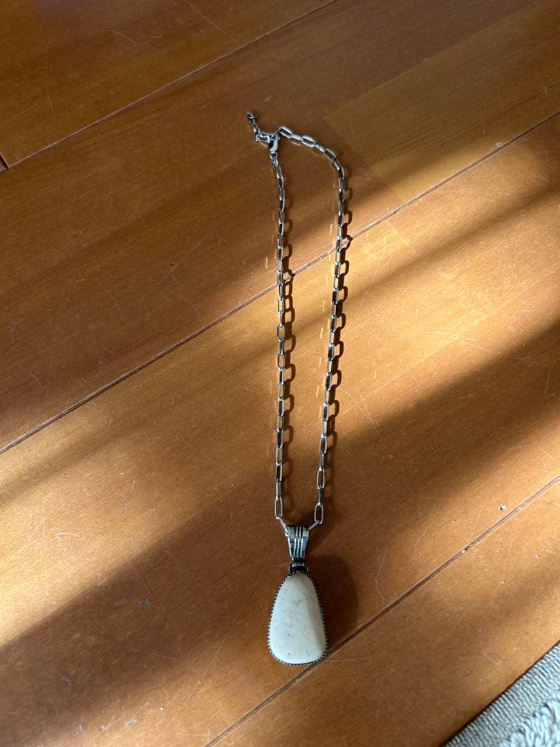 ホワイトバッファローネックレス