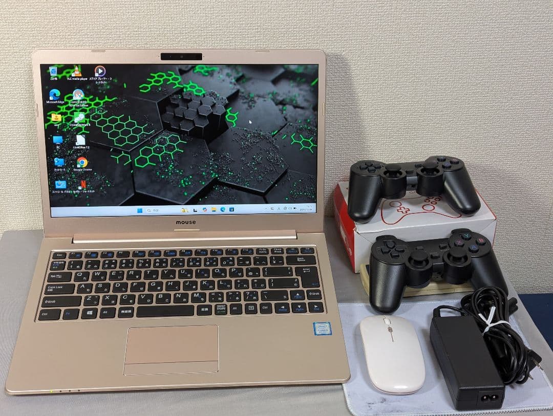 ゴールドノートPCとゲームコントローラー