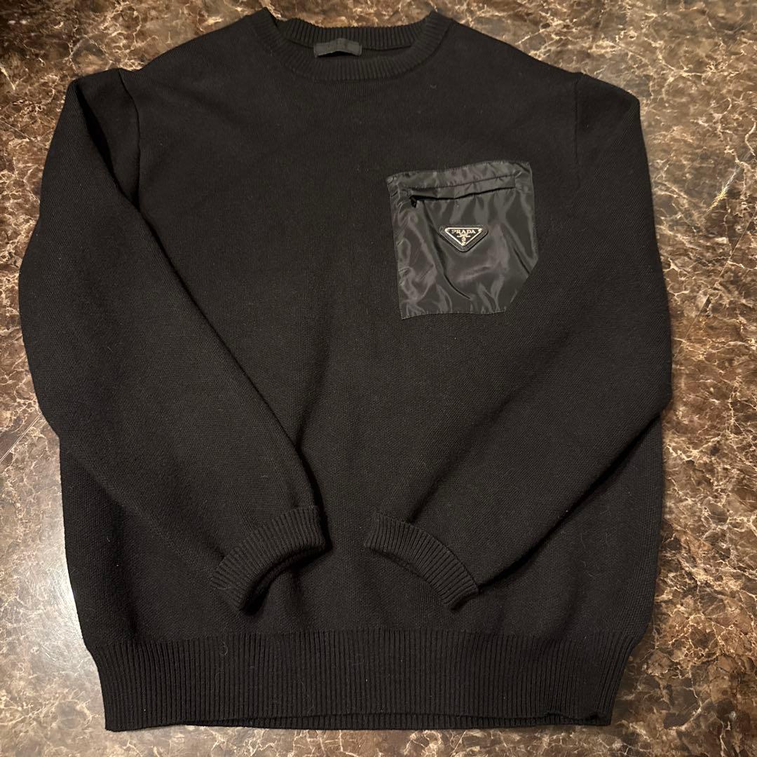 最終価格黒 ロゴ入りニットセーター ポケット付き