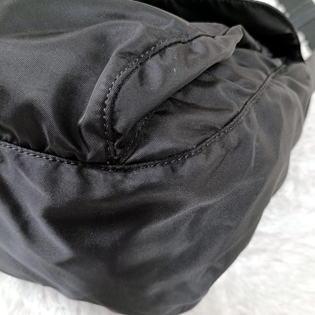 PRADA 三角ロゴ メッセンジャーバッグ 斜めがけ可 A4収納可 白タグあり