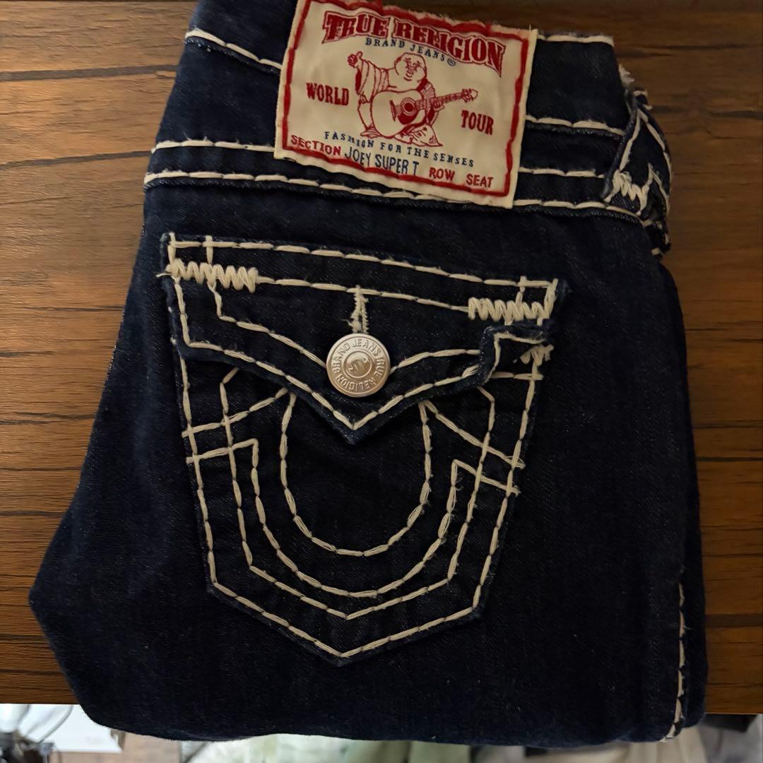 True Religionストレートフレア デニム 白ステッチ