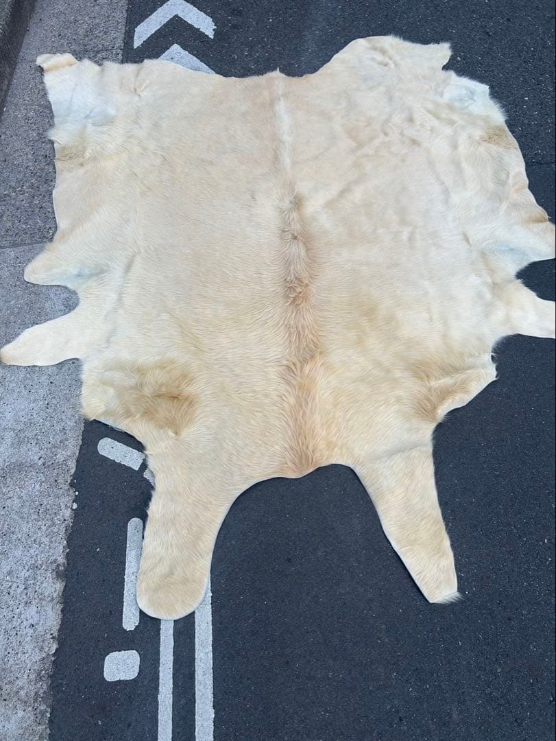 邦*様 ヤングカーフ　ラグ　カーペット　カウラグ　クリーム色　特大　bormes