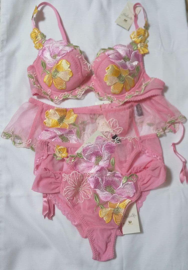 【未使用】ワコール サルート ブラ、ショーツ2枚、ガーターベルトセット ピンク