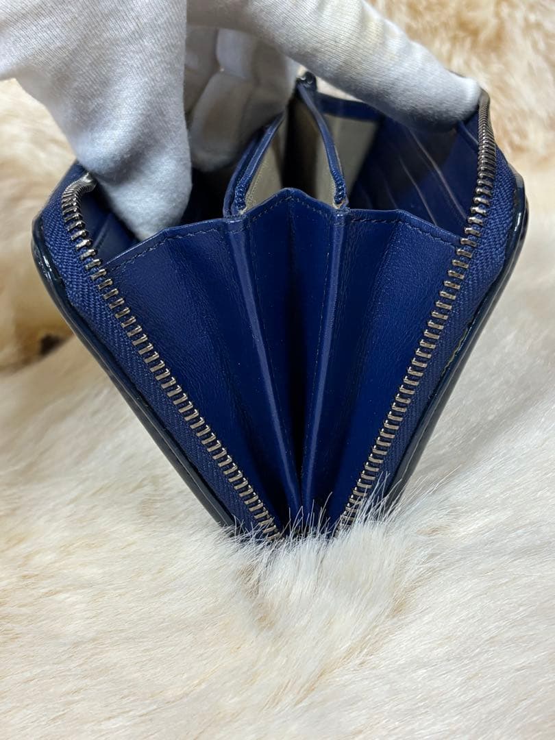 カ*ン様 【極美品】バーバリー　ラウンドジップ長財布　ネイビー パテントレザー