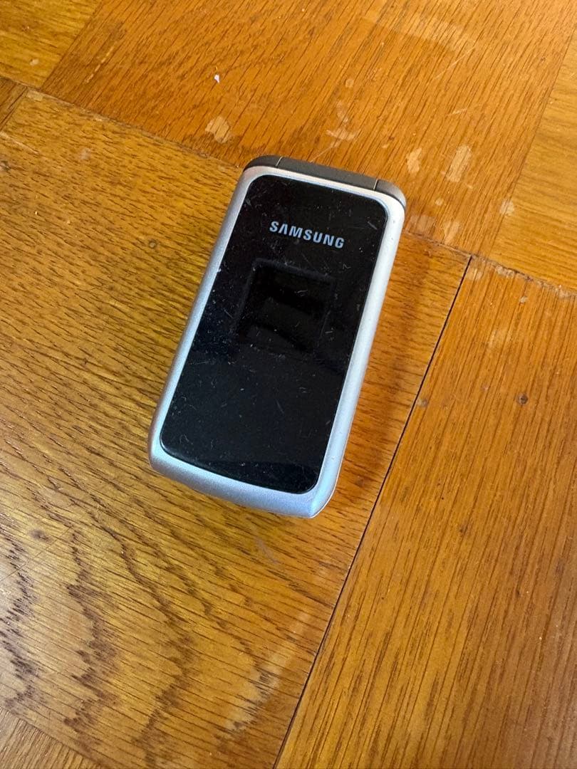 Samsung 折りたたみ式携帯電話 本体　カナダ仕様