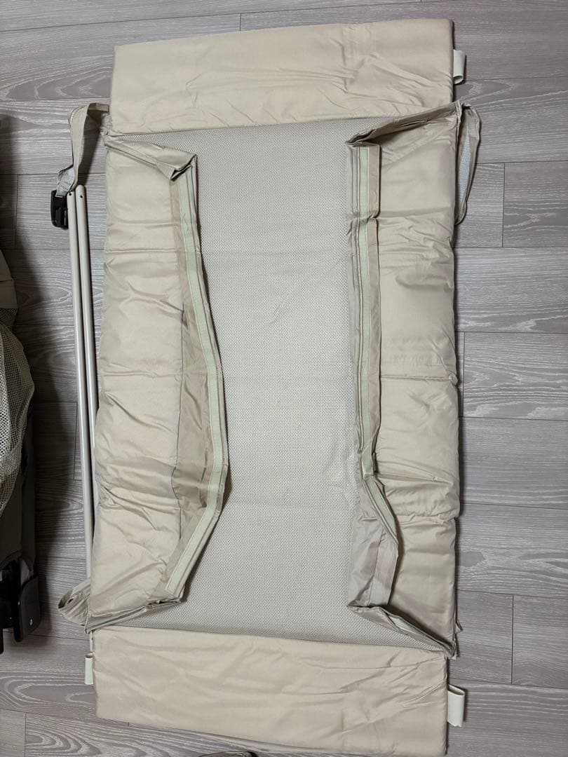 ベビーベッド 折りたたみ式 ベージュ　アップリカ　ココネルエアー