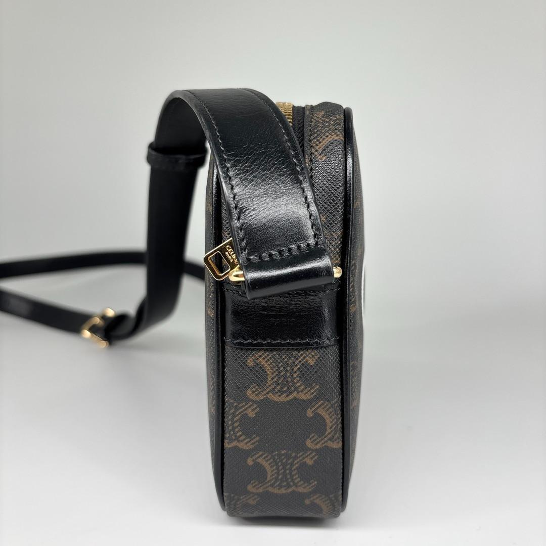 新品同様 セリーヌ トリオンフ レザー ミディアム メッセンジャーバッグ メンズ