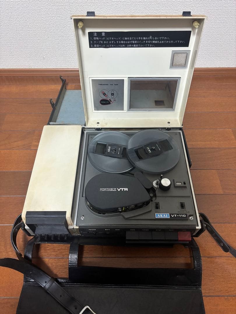 AKAI（アカイ）のポータブルビデオカメラとその関連機器一式 (ジャンク品)