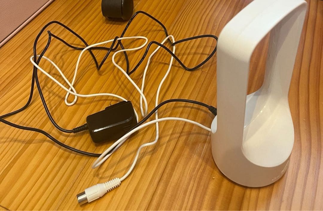 シャープ2022年製AQUOS 22型液晶テレビ　ホワイトと室内アンテナセット