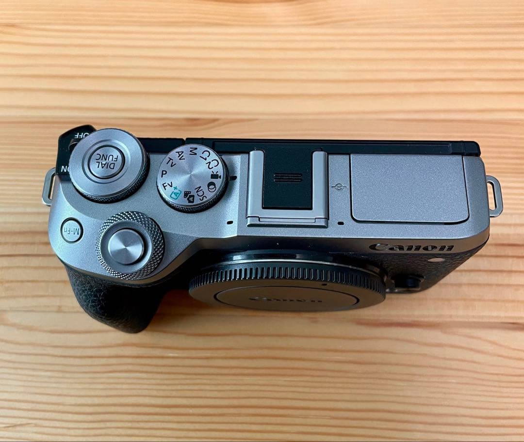 o*r様 Canon EOS M6 Mark II 本体 + 予備バッテリー1個