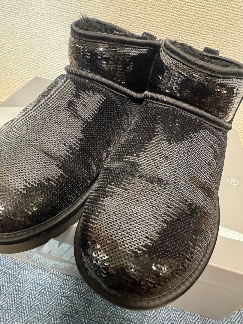 UGG ブラック ムートンブーツ スパンコール仕上げ